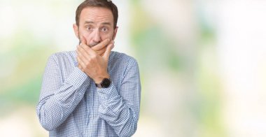 Yakışıklı orta yaş izole arka plan ağız hata için elleriyle kapsayan şok üzerinde zarif komuta sizde. Gizli kavramı.