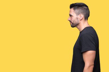 Yakışıklı delikanlı izole arka tarafına, seyir üzerinde dinlenmek doğal yüz emin gülümseme ile pozuyla profili.