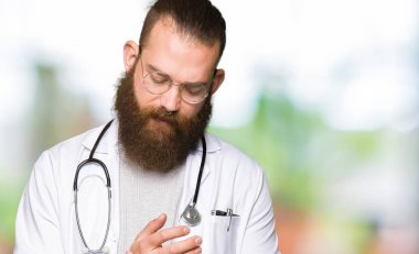 Sakal giyen ile genç sarışın doktor adam tıbbi kat elleri ve parmakları, artrit inflamasyon acı acı