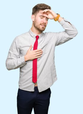 Genç yakışıklı iş adam alin hastalık ve ateş, grip ve soğuk, virüs hasta için dokunmak