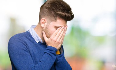 Genç yakışıklı bussines adam üzgün ifade yüz eller ile ağlayarak süre kapsayan. Depresyon kavramı.