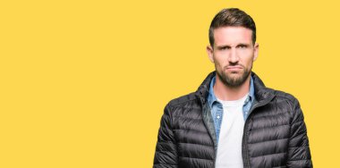 Yakışıklı adam kış palto giyiyor depresif ve kızgın ve korkmuş ağlıyor sıkıntı için endişeleniyorum. Üzgün ifade.