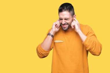 Yüksek sesle müzik gürültü rahatsız ifade parmaklarıyla kulaklarıyla kapsayan izole arka plan üzerinde genç yakışıklı adam. Sağır kavramı.