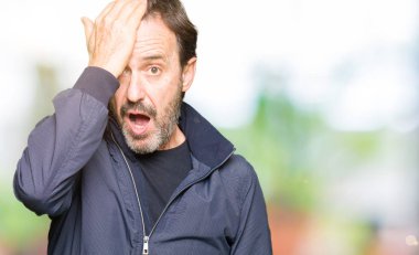 Orta yaş yakışıklı adam kafasına hata için el ile sürpriz bir ceket giyen hata hatırlıyorum. Unuttum, kötü bellek kavramı.