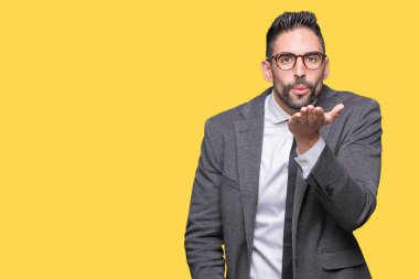 Genç yakışıklı iş adamı bir öpücük el ile güzel ve seksi olmak hava üfleme kamera bakarak izole arka plan üzerinde. Aşk ifade.