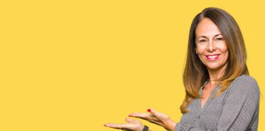 Güzel Orta Çağ iş kadını açık el ile gülümseyen doğal girmek için davet