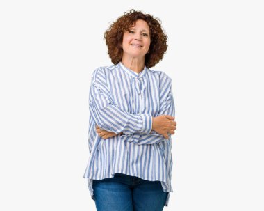 Üzerinde Donanma forması giyen güzel orta ager üst düzey kadın mutlu yüz ile gülümseyerek kameraya seyir silah geçti arka plan izole. Olumlu bir kişi.