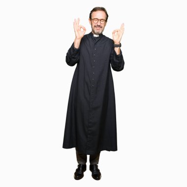 Orta Çağ rahip adam giyen Katolik Robe rahatlayın ve gözleri ile gülümseyen meditasyon jest parmaklar ile kapalı. Yoga konsepti.