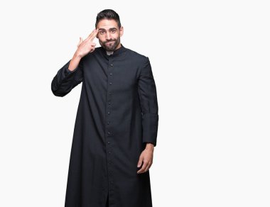 Genç Hıristiyan rahip izole üzerinde çekim ve öldürmek kendini kafa, intihar jest el ve parmak işaret arka plan.