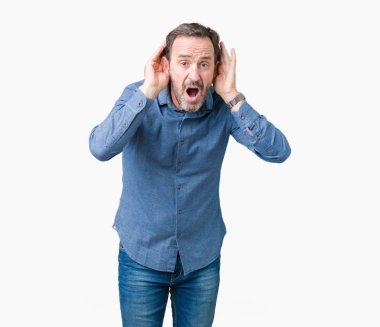 Yakışıklı orta yaş kulak jest, dedikodu için meraklı her iki ellerde dinliyoruz izole arka plan üzerinde zarif komuta sizde. İşitme sorunu, sağır