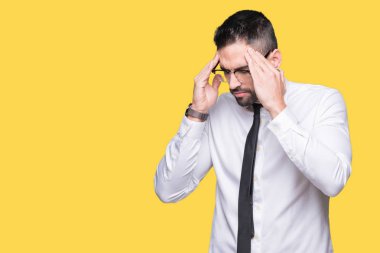 Üzerinde gözlük takan genç yakışıklı iş adamı izole arka plan baş baş ağrısı için el ile çünkü stres. Migren muzdarip.