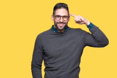 Genç yakışıklı adam gözlük izole üzerinde bir parmak, harika bir fikir ya da düşünce, iyi hafıza ile baş gösteren gülen arka plan