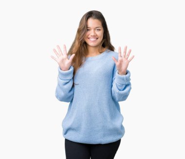 Üzerinde gösterilen ve parmakları ile işaret izole arka plan mavi kış kazak giyen genç güzel esmer kadın kendinden emin ve mutlu gülümseyerek süre on numara.