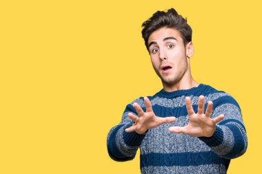 Genç yakışıklı adam şokta bağırarak korkuyor ve dehşet korku ifade dur hareketi el ile ile izole arka plan üzerinde. Panik kavramı.