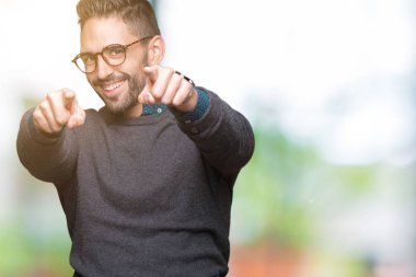 Genç yakışıklı adam gözlük izole üzerinde arka plan size işaret ve parmaklar, olumlu ve neşeli gülümseyen kamerayla