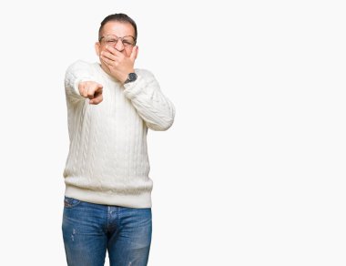 Orta yaş Arap adam gözlük izole üzerinde gülme sizin parmak el kamerasıyla ağzına, utanç ifadesi işaret eden arka plan