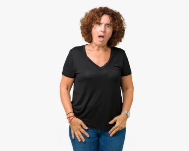 Şüpheci ve alaycı, güzel orta ager üst düzey kadın şok karşısında izole arka plan açık ağız ile şaşırttı