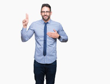 Genç iş adamı gözlük izole üzerinden Swearing göğüs ve bir sadakat sözü yemin yapma parmaklar, el ile arka plan