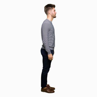 Giyen çizgili süveter aramaya yan, doğal yüz emin gülümseme ile pozuyla profil sakin ol genç yakışıklı adam.