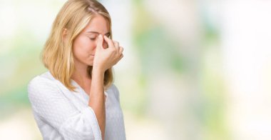 Güzel genç zarif kadın izole arka burun ve göz yorgunluğu ve baş ağrısı duygu sürtünme yorgun. Stres ve hayal kırıklığı kavramı.