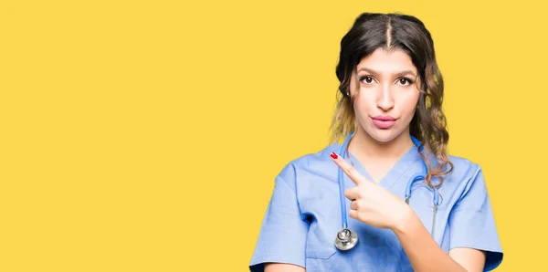 Молода Жінка Лікар Медичній Формі Наведення Пальцем Бік Показує Рекламу — стокове фото
