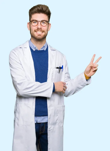 Νέος Επιστήμονας Όμορφος Άνδρας Φορώντας Γυαλιά Χαμογελώντας Χαρούμενο Πρόσωπο Που — Φωτογραφία Αρχείου