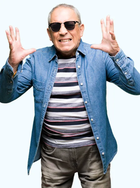 Gutaussehender Älterer Mann Mit Jeansjacke Und Sonnenbrille Der Verrückt Und — Stockfoto