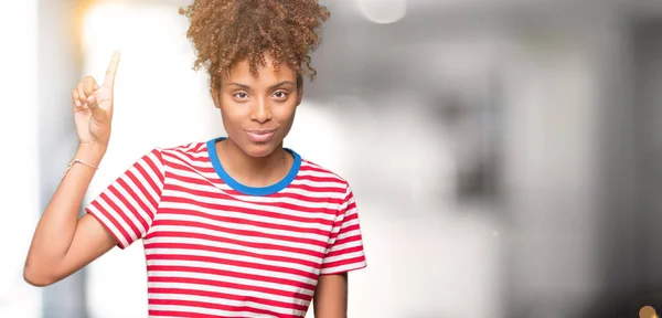 Güzel Genç Afro Amerikalı Bir Kadın Izole Edilmiş Arka Planda — Stok fotoğraf