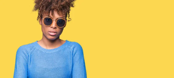 Beautiful Young African American Woman Wearing Sunglasses Isolated Background Skeptic — Stock Photo, Image