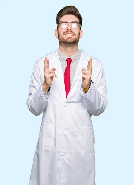 Joven Científico Guapo Con Gafas Sonriendo Cruzando Los Dedos Con — Foto de Stock