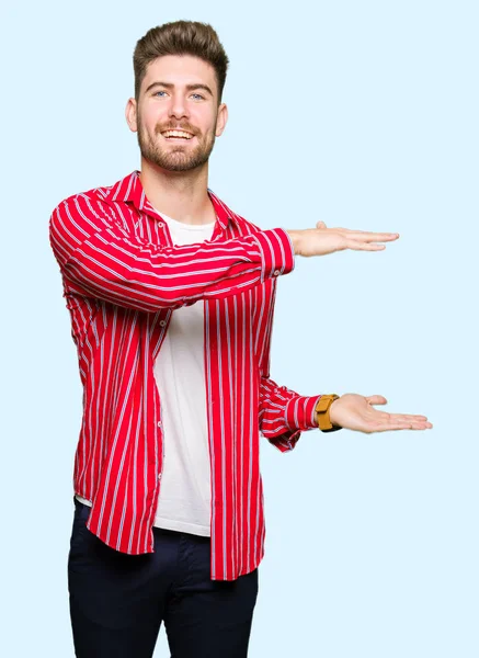 Jeune Bel Homme Portant Chemise Rouge Geste Avec Les Mains — Photo