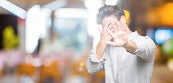 Giovane Bell Uomo Che Indossa Occhiali Sfondo Isolato Coprendo Gli — Foto Stock