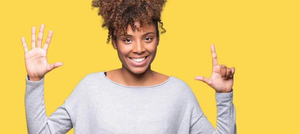 Linda Jovem Afro Americana Sobre Fundo Isolado Mostrando Apontando Para — Fotografia de Stock