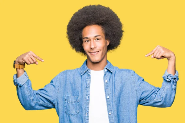 Junger Afrikanisch Amerikanischer Mann Mit Afro Haaren Sieht Selbstbewusst Aus — Stockfoto