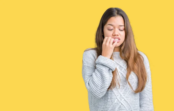 Jovem Bela Mulher Morena Vestindo Suéter Sobre Fundo Isolado Olhando — Fotografia de Stock