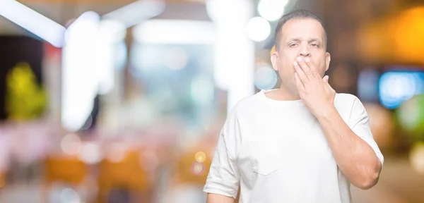 Araber Mittleren Alters Tragen Weißes Shirt Über Isoliertem Hintergrund Gelangweilt — Stockfoto