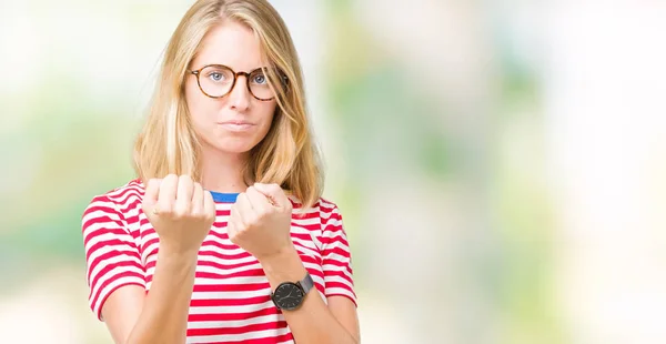 Mooie Jonge Vrouw Dragen Bril Geïsoleerde Achtergrond Klaar Vechten Met — Stockfoto