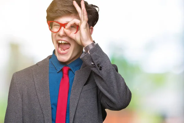 Jovem Homem Negócios Bonito Vestindo Óculos Vermelhos Sobre Fundo Isolado — Fotografia de Stock