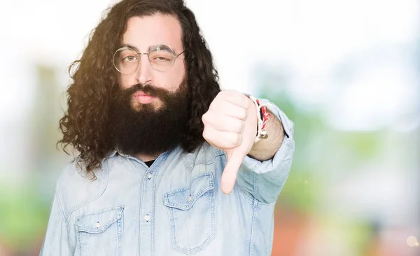 Joven Hipster Hombre Con Pelo Largo Barba Con Gafas Que —  Fotos de Stock