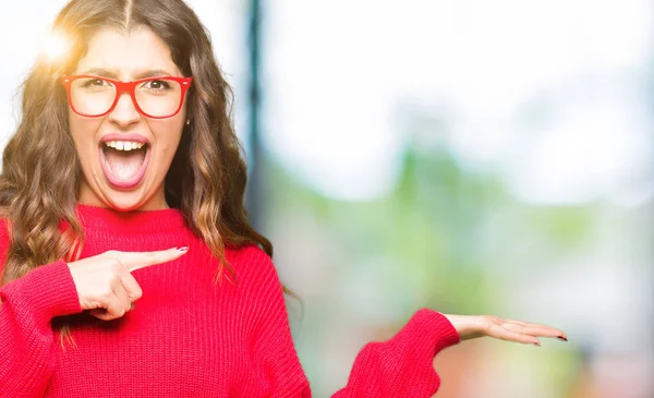 Junge Schöne Frau Mit Roter Brille Erstaunt Und Lächelnd Die — Stockfoto