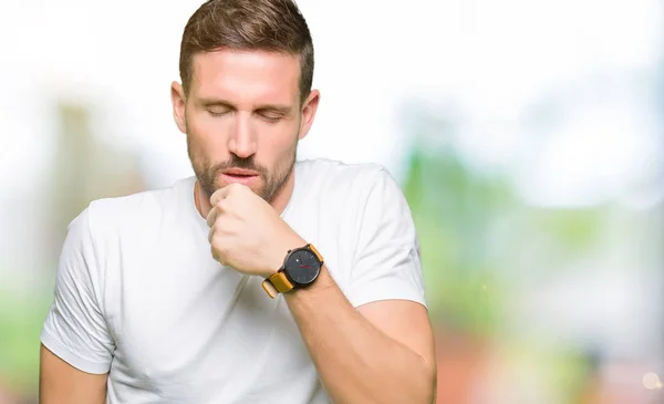 Hombre Guapo Que Usa Una Camiseta Blanca Casual Sintiéndose Mal — Foto de Stock