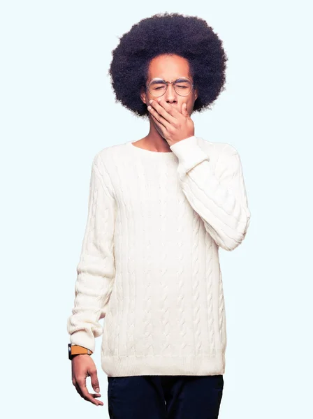 Jovem Americano Africano Com Cabelo Afro Vestindo Óculos Entediado Bocejo — Fotografia de Stock
