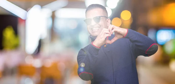 Hombre Árabe Mediana Edad Con Gafas Sol Sobre Fondo Aislado —  Fotos de Stock