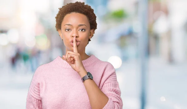 Mooie Jonge Afro Amerikaanse Vrouw Geïsoleerde Achtergrond Vragen Stil Met — Stockfoto