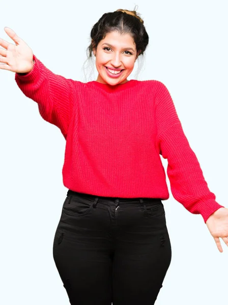 Młoda Kobieta Piękne Noszenie Czerwony Sweter Bun Patrząc Kamery Uśmiechając — Zdjęcie stockowe