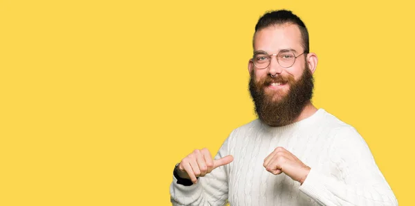 Junger Hipster Mann Mit Brille Und Winterpullover Sieht Selbstbewusst Aus — Stockfoto