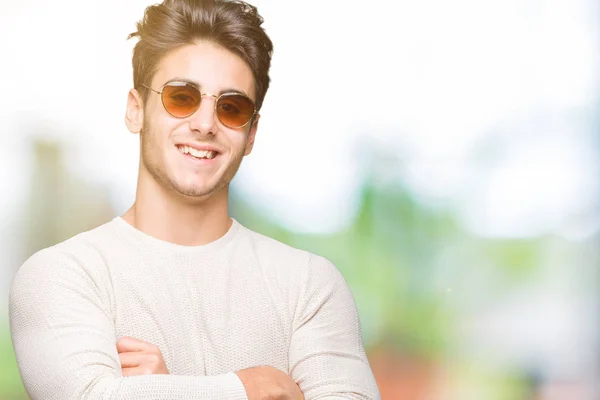 Ein Junger Gutaussehender Mann Mit Sonnenbrille Über Einem Einsamen Hintergrund — Stockfoto
