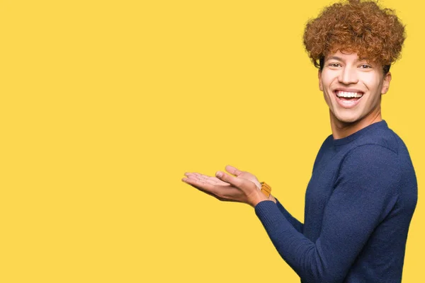 Homem Bonito Jovem Com Cabelo Afro Apontando Para Lado Com — Fotografia de Stock