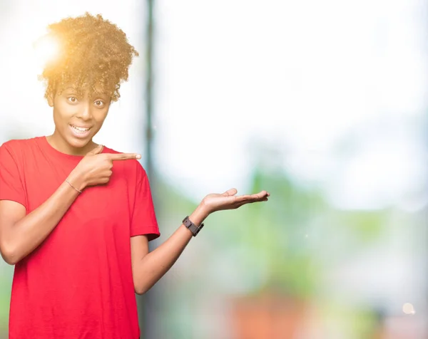 Mooie Jonge Afro Amerikaanse Vrouw Geïsoleerde Achtergrond Verbaasd Lachend Naar — Stockfoto