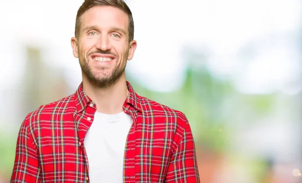 Schöner Mann Lässigem Hemd Mit Einem Fröhlichen Und Kühlen Lächeln — Stockfoto